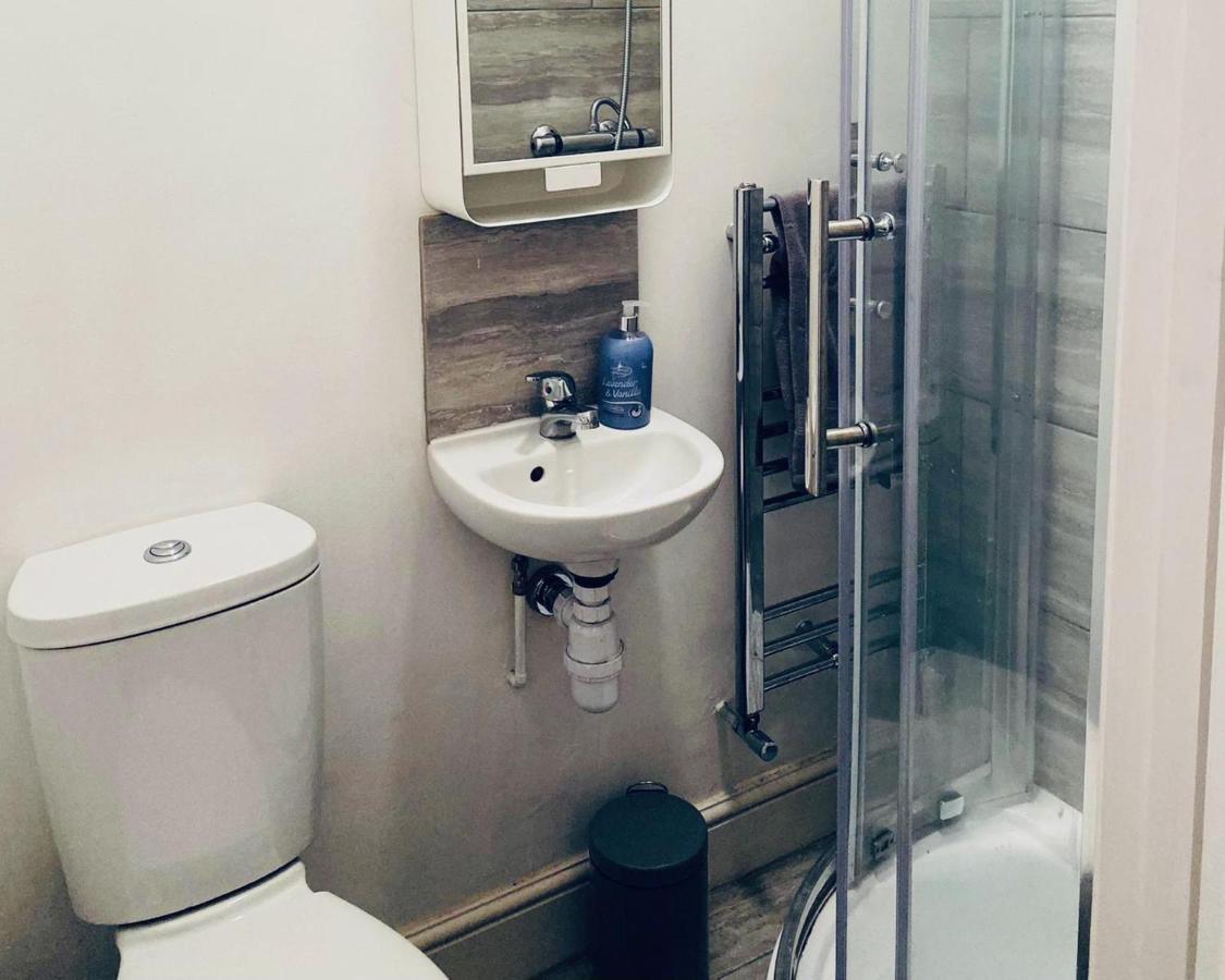 Spacious Four Bedroom Home 3 Bathrooms - Coventry Eksteriør bilde